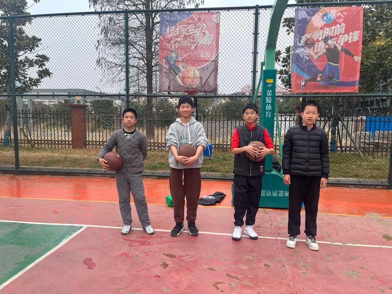 运动员们矫健身姿，心甘情愿为篮球运动奉献