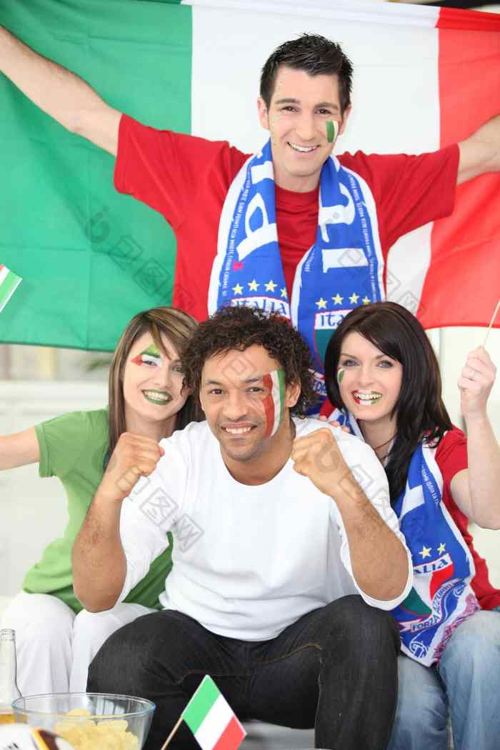 意大利联赛揭幕战火爆,球迷热情助威 意大利联赛揭幕战火爆,球迷热情助威