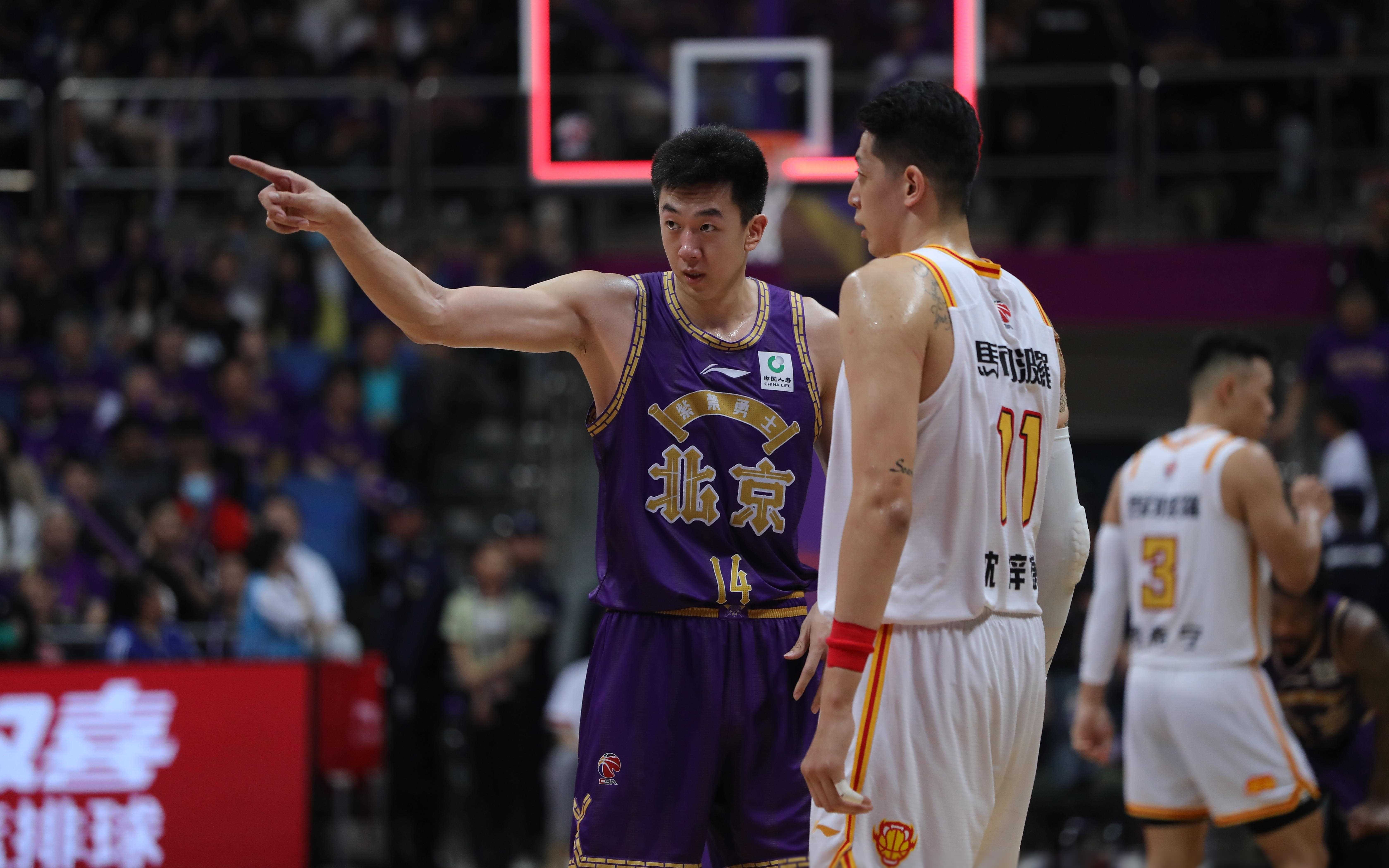 精彩绝伦的比赛中，球员们奋勇拼搏，赢得尊重