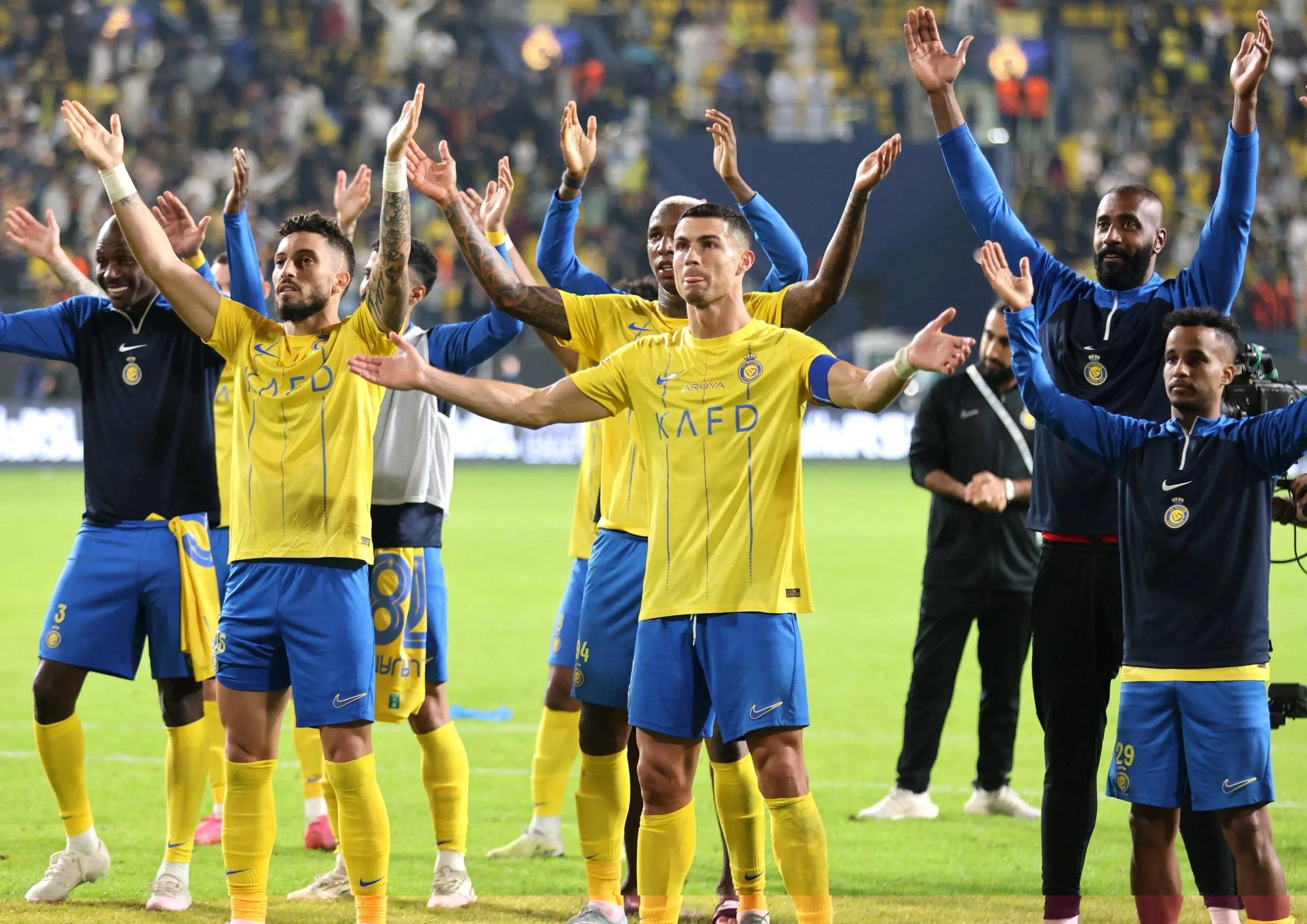 欧洲杯赛悬念顶尖，球迷情绪高亢