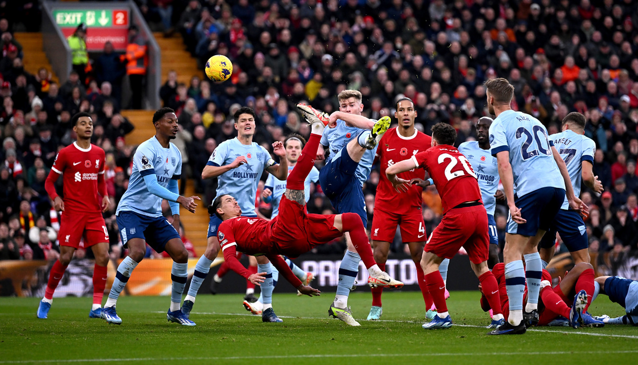 利物浦全队备战英超联赛,冲击榜首位置 利物浦全队备战英超联赛,冲击榜首位置