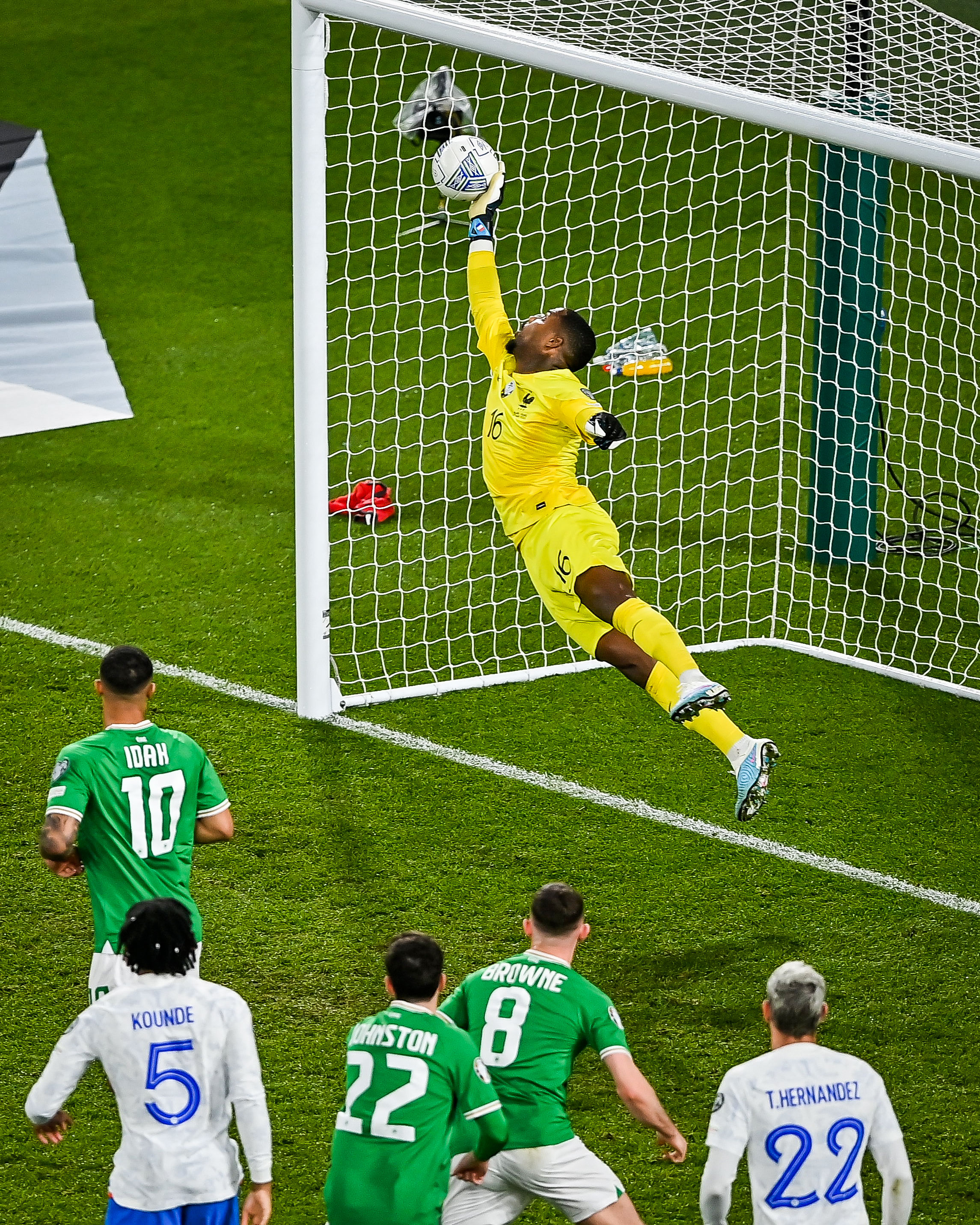 法国队在比赛中踢出精彩战术，零封对手