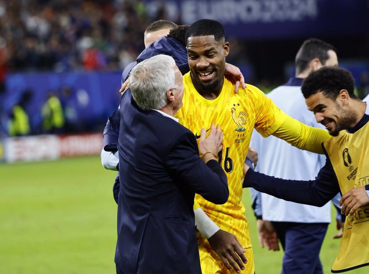 法国队在比赛中踢出精彩战术，零封对手