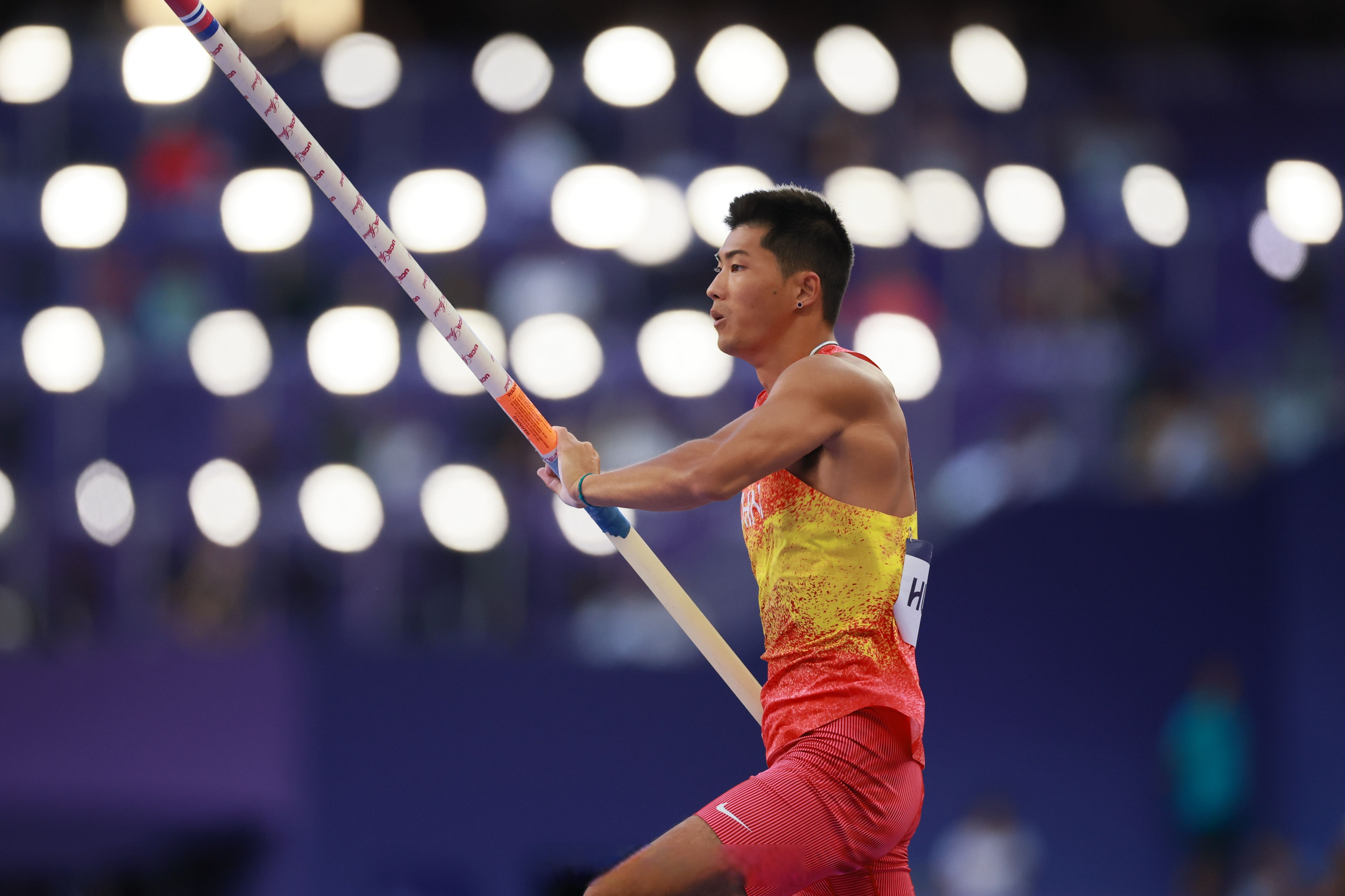 竞技高手！跳高选手夺得金牌再次刷新记录