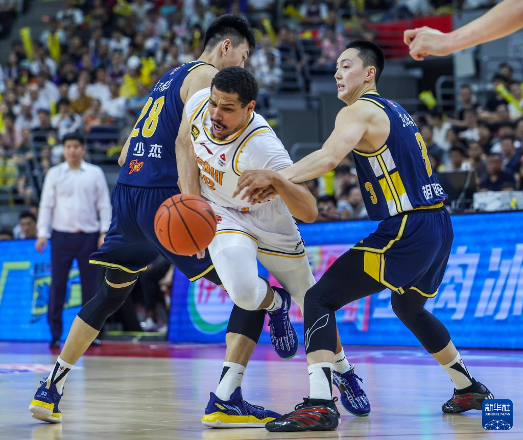 篮球比赛决赛陷入尴尬场面，盛况不再