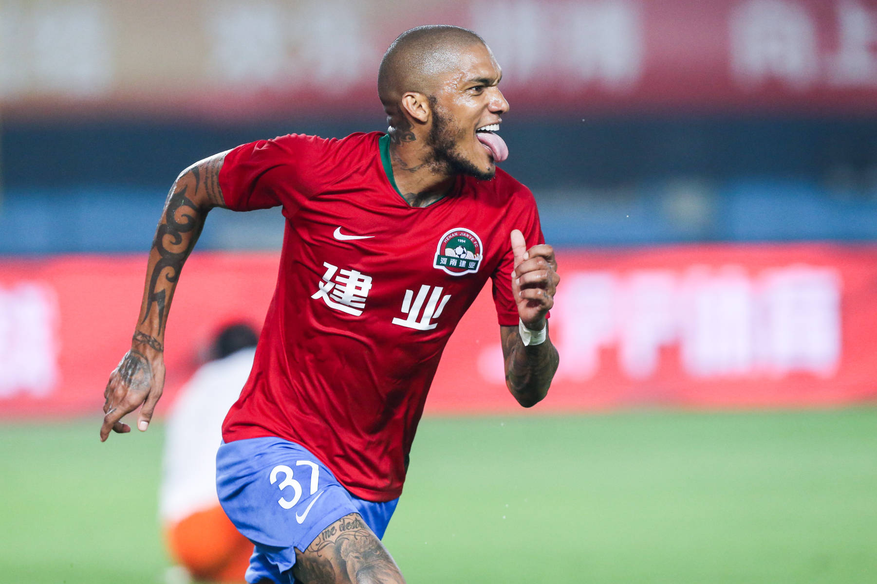 建业主场战平鲁能，取得宝贵积分