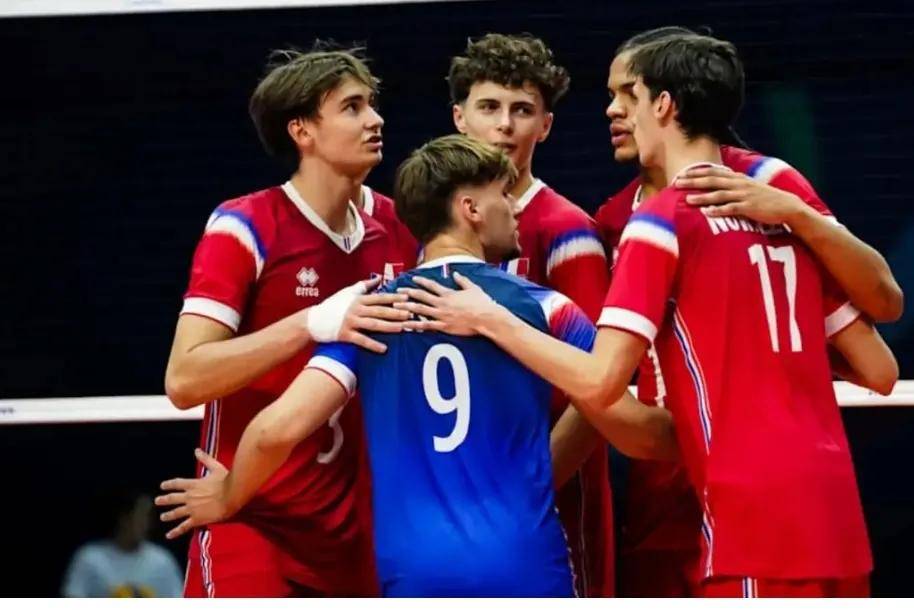 瑞恩球队成员在法国比赛中展现团结精神