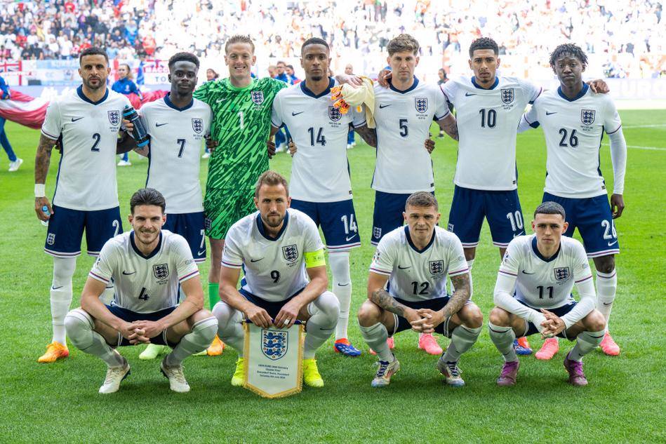 西班牙与英格兰在球场上展开激烈对抗