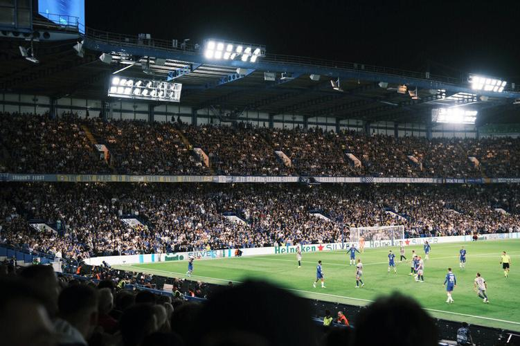 斯坦福桥球迷造势助威,切尔西全力保持前四席位 斯坦福桥球迷造势助威,切尔西全力保持前四席位