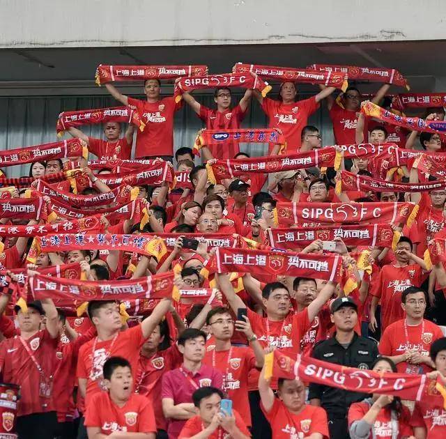 上港球员连续传球，组织出色进攻战术