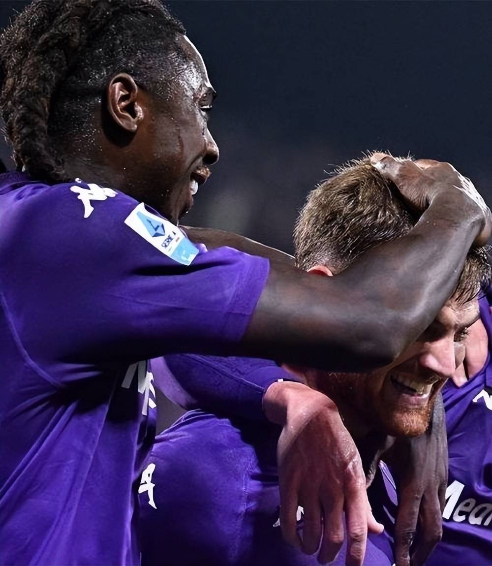 上港球员连续传球，组织出色进攻战术