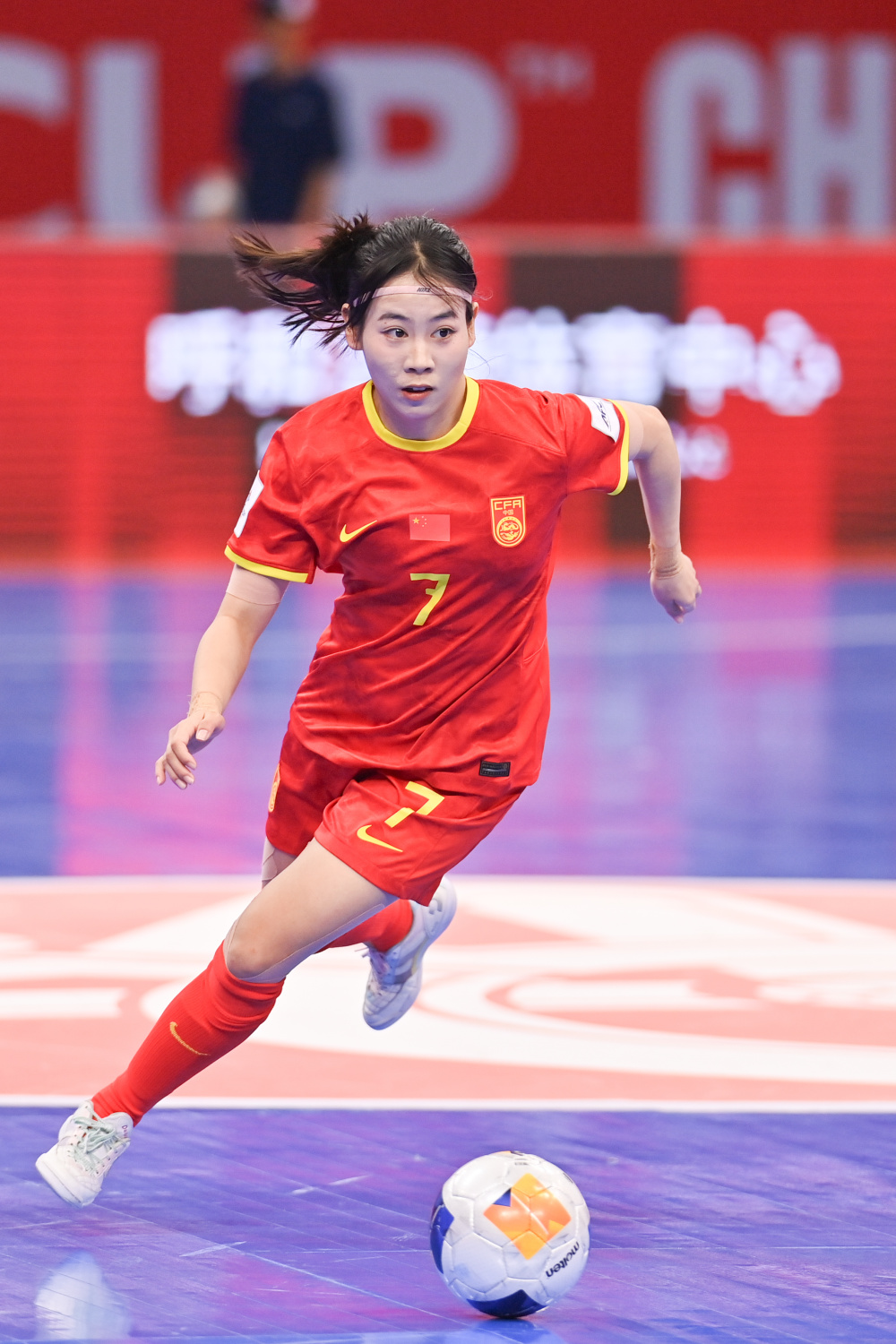 喜获胜利：女子足球队实力碾压对手