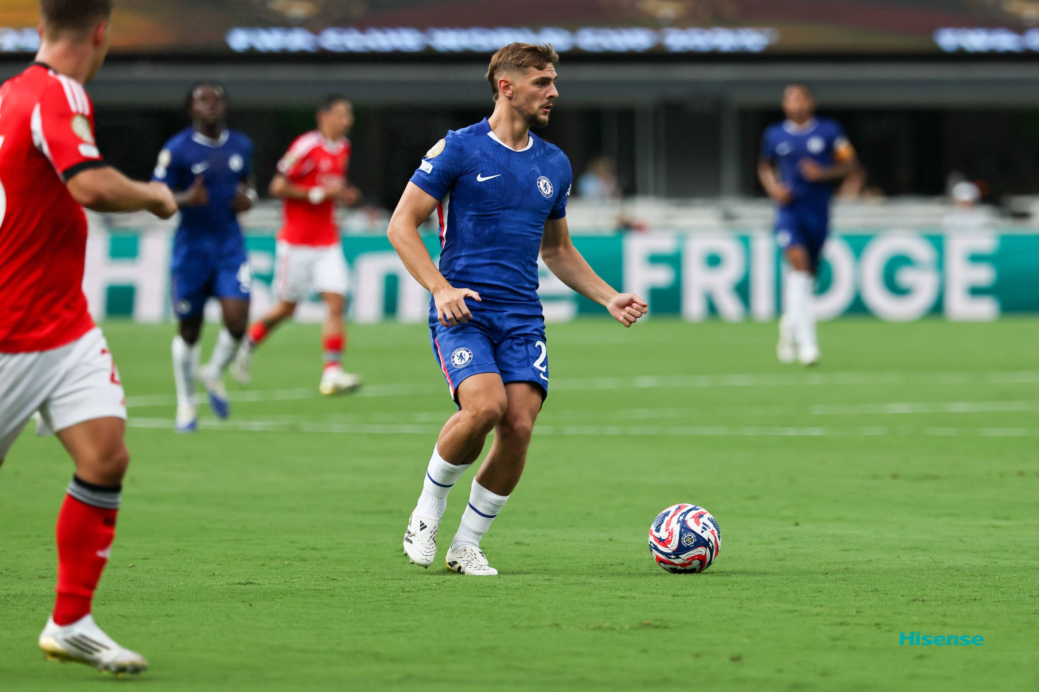 切尔西后卫力挽狂澜，帮助球队逆转