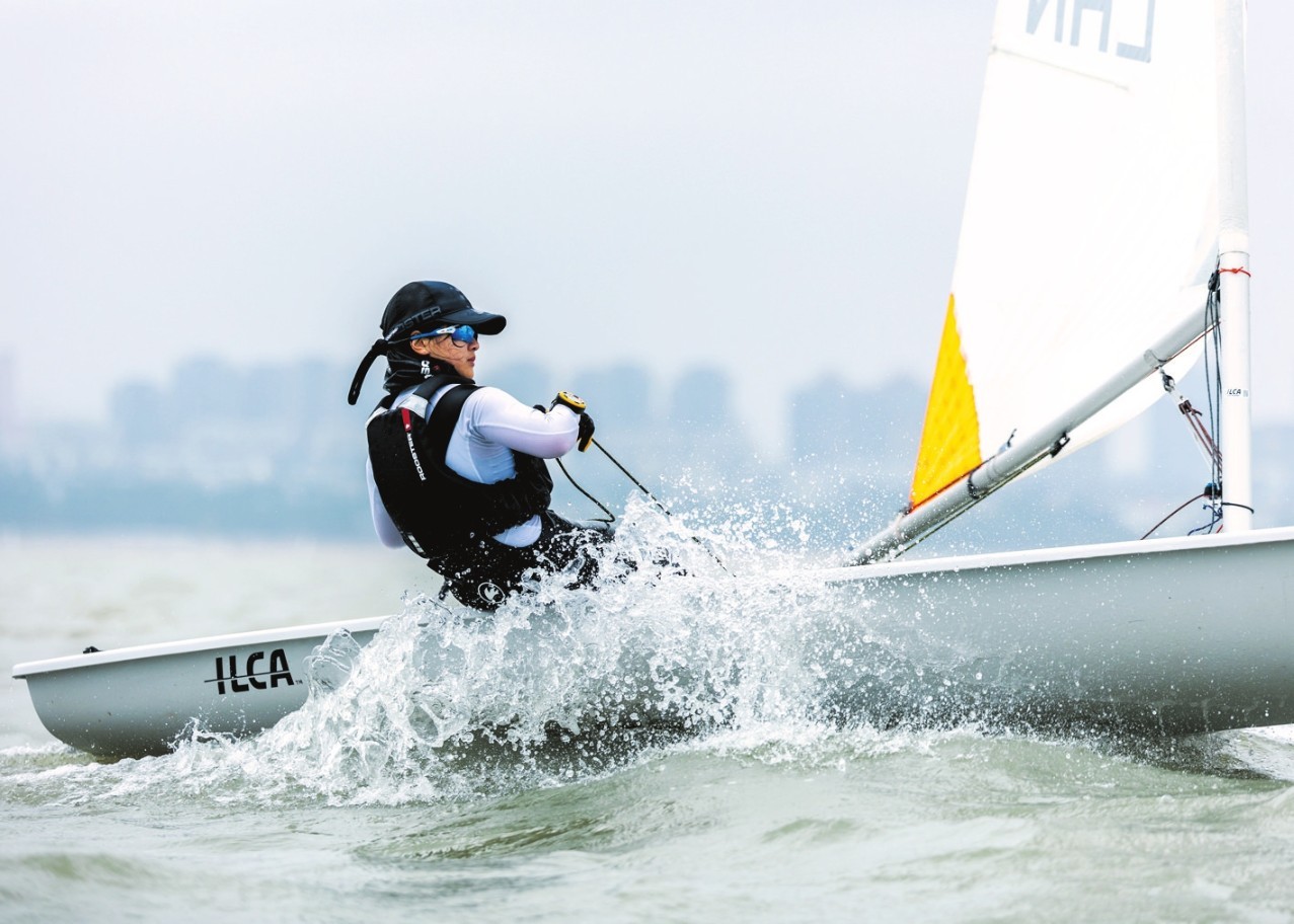 法国帆船队在激烈角逐中获胜，勇夺桂冠！