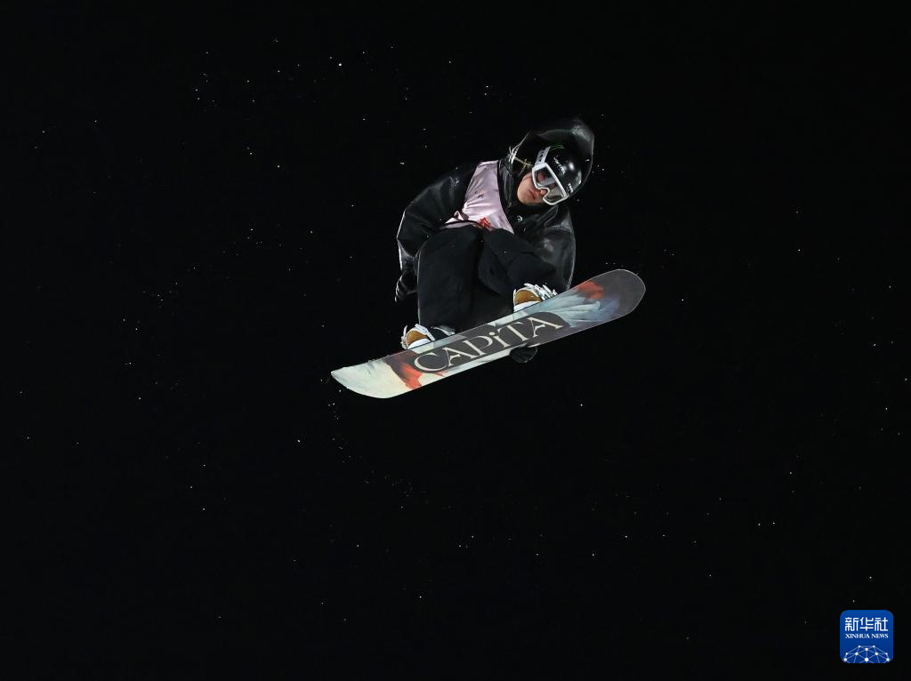 加拿大滑雪选手勇夺冠军,速度惊人! 加拿大滑雪选手勇夺冠军,速度惊人!