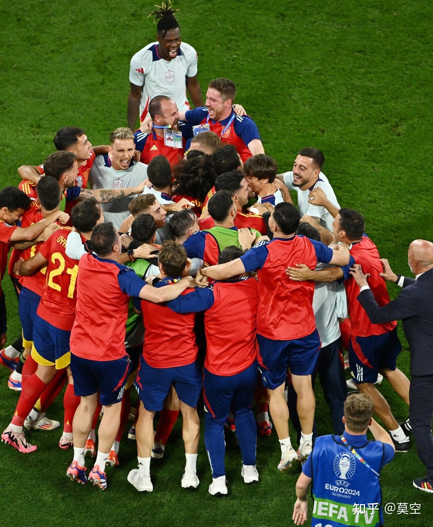 足球赛事高潮迭起,精彩纷呈 足球赛事高潮迭起,精彩纷呈