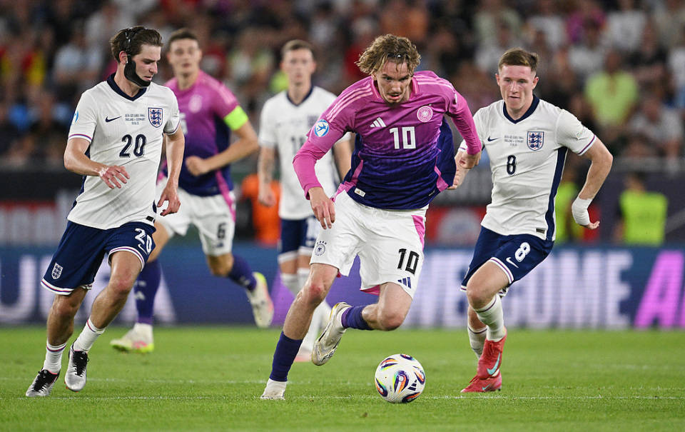 英格兰球员破门绝杀赢得掌声