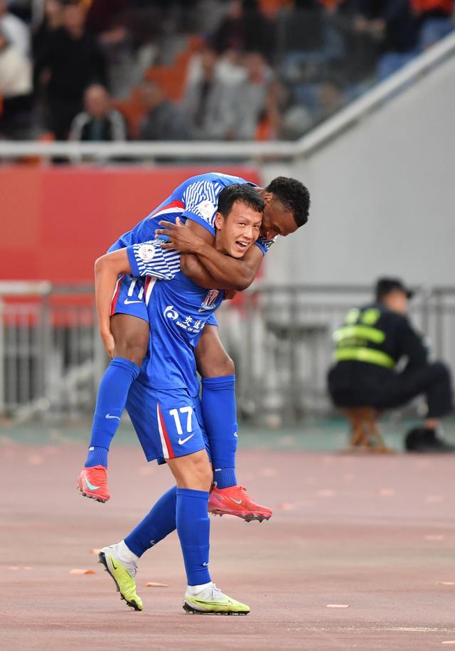 申花客场不敌鲁能,盼望雨过天晴 申花客场不敌鲁能,盼望雨过天晴