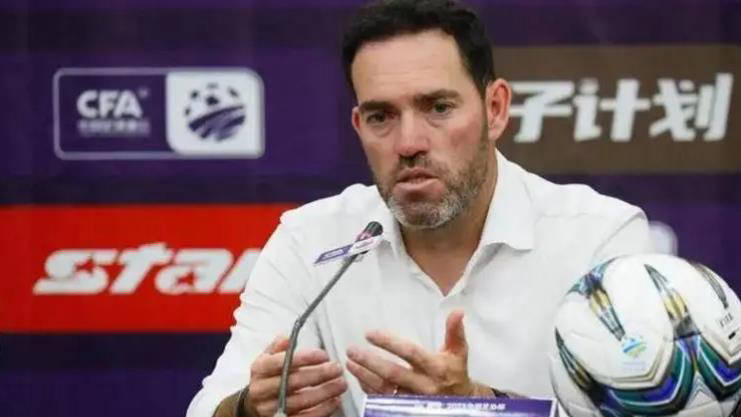 球队紧急换帅，主教练下课风波引起热议