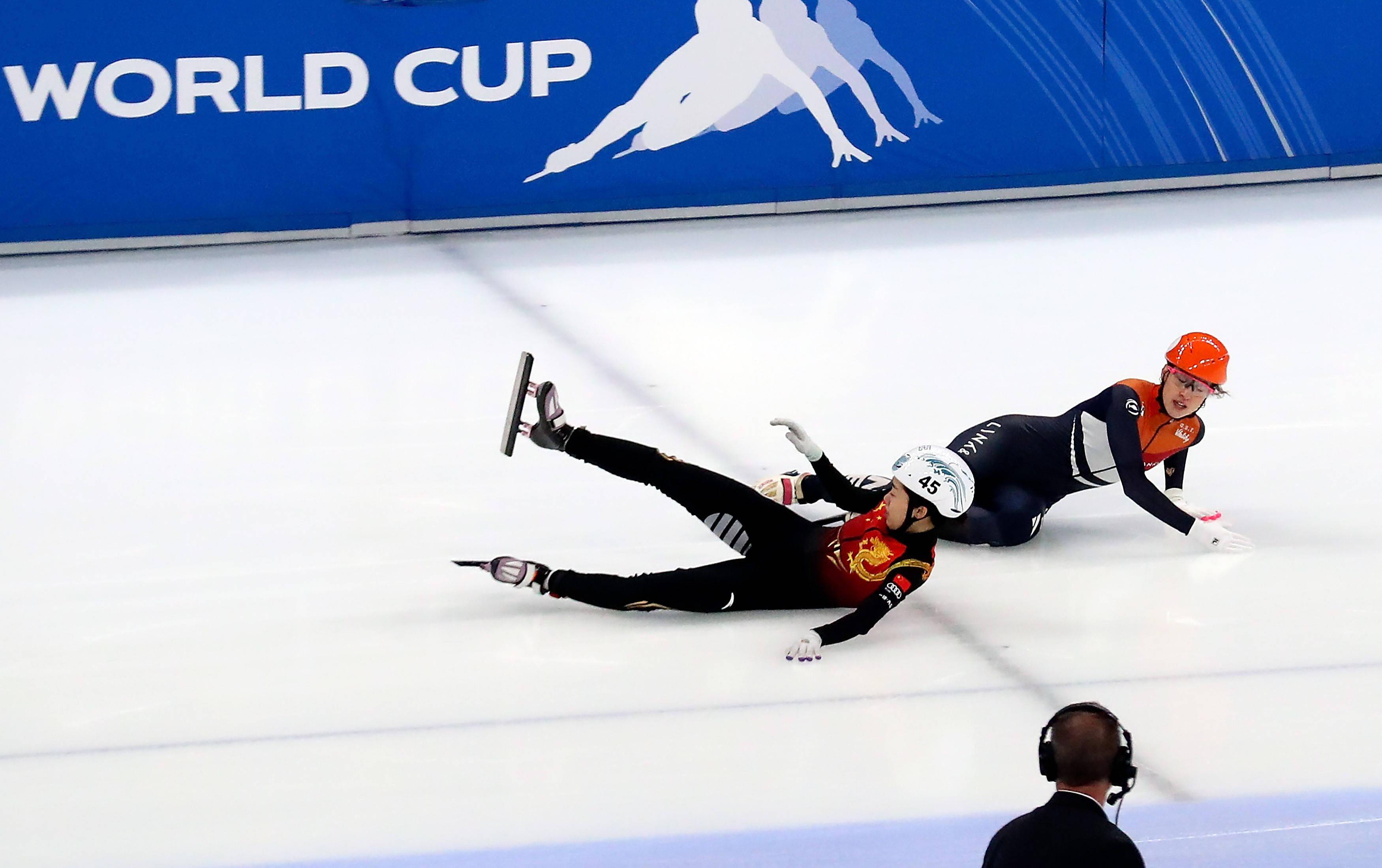冲刺冠军！短道速滑女队逆风翻盘