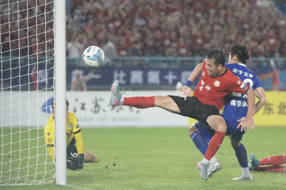 球员在比赛中的拼搏精神感动人心