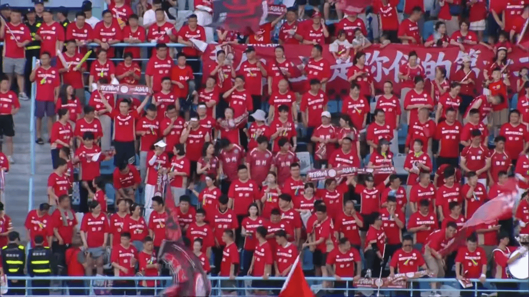 球员在比赛中的拼搏精神感动人心