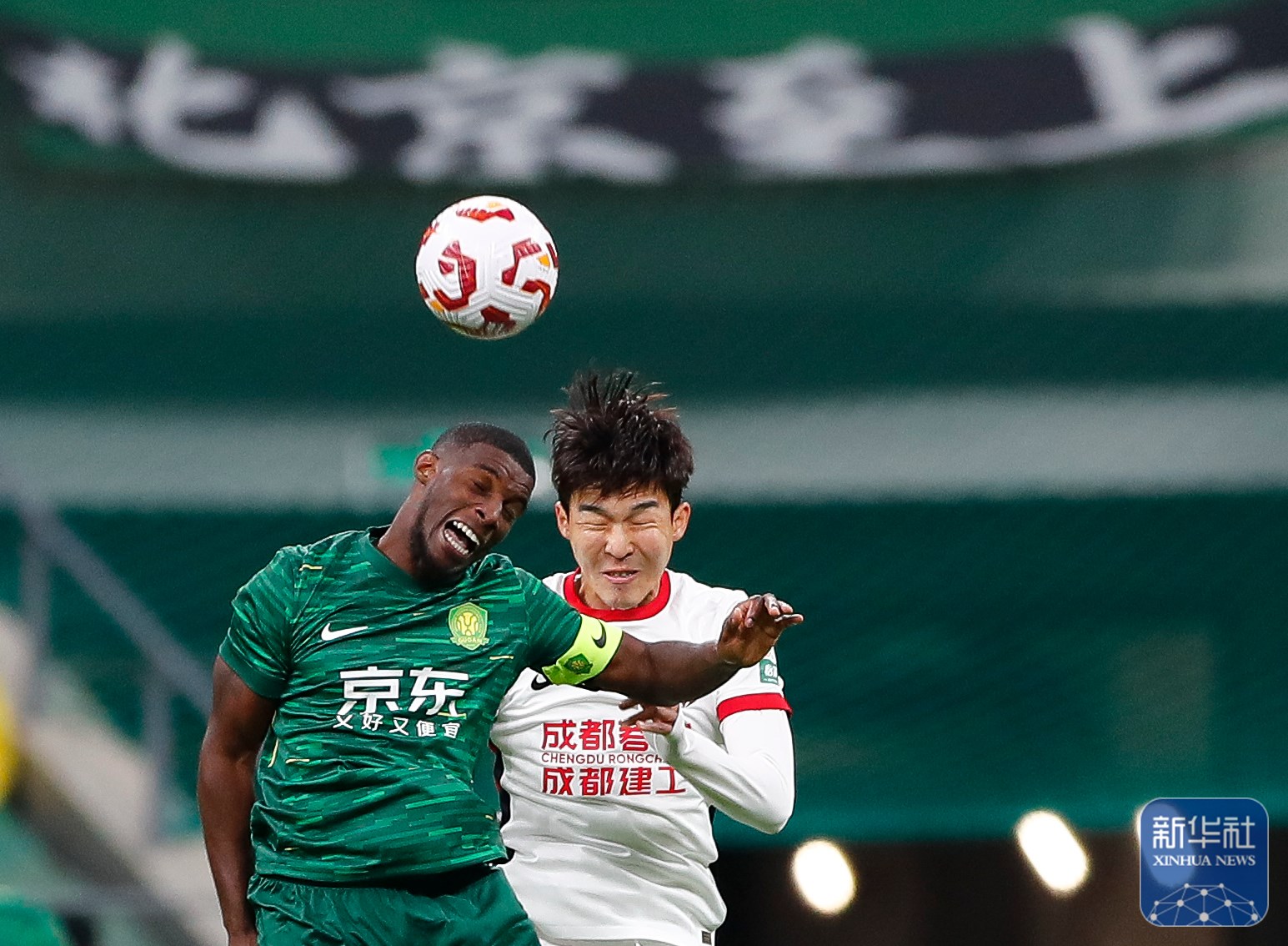 球场上的精彩瞬间，球员拼尽全力争夺荣誉