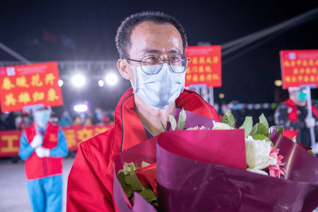 铁血拼搏展现球场风采,英雄归来 铁血拼搏展现球场风采,英雄归来