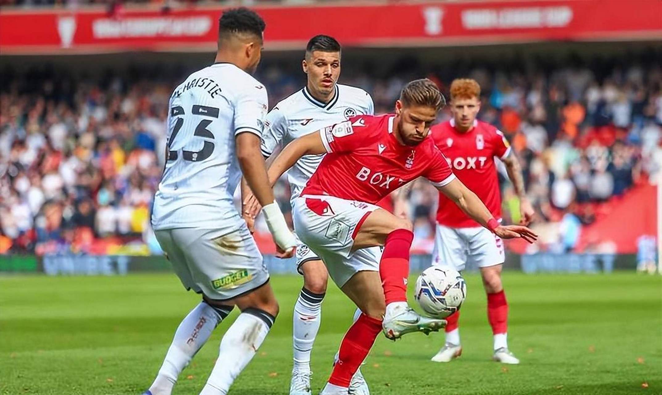 利物浦主场大胜利兹联，重夺领先