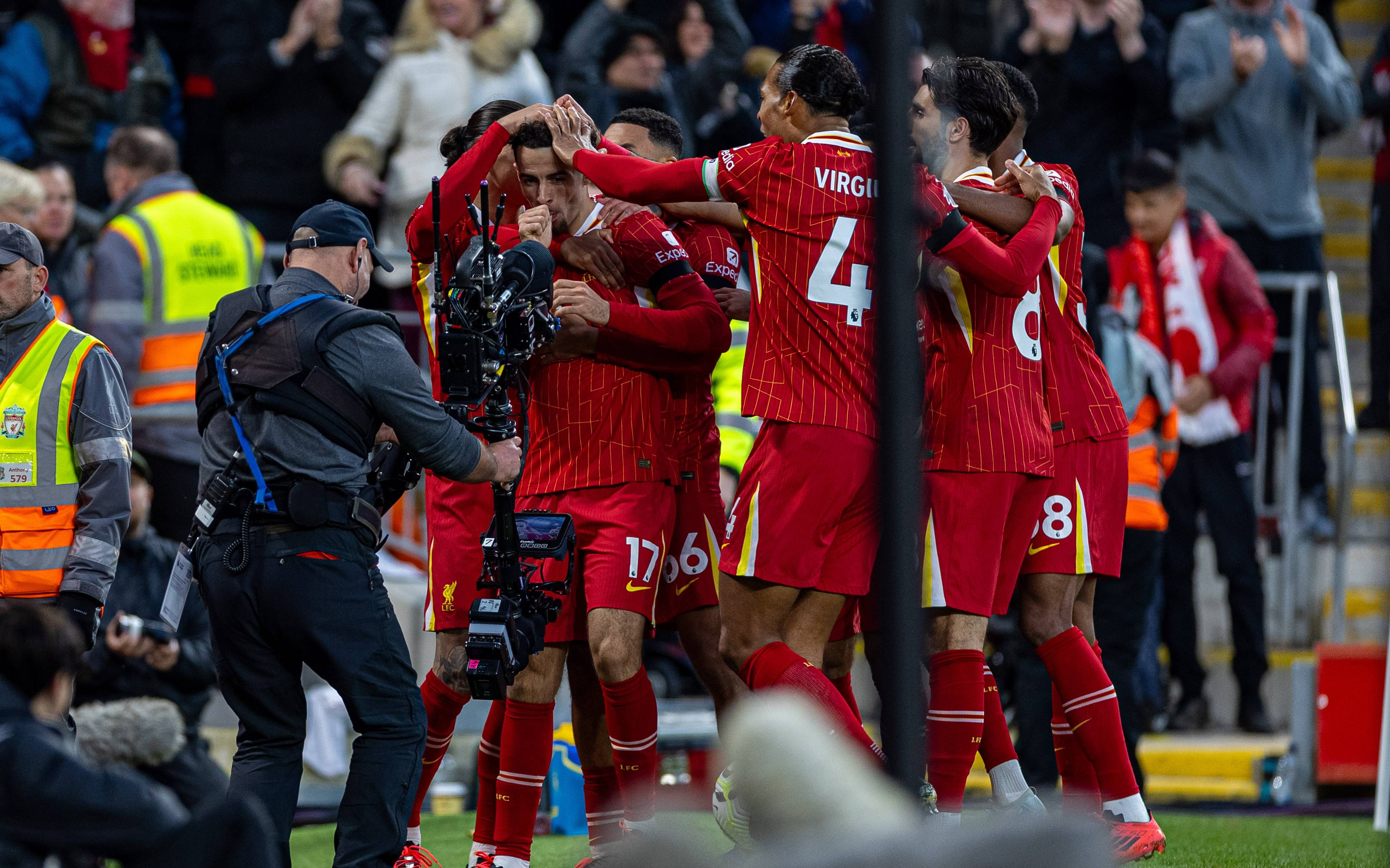 利物浦主场大胜卡迪夫城，领跑英超