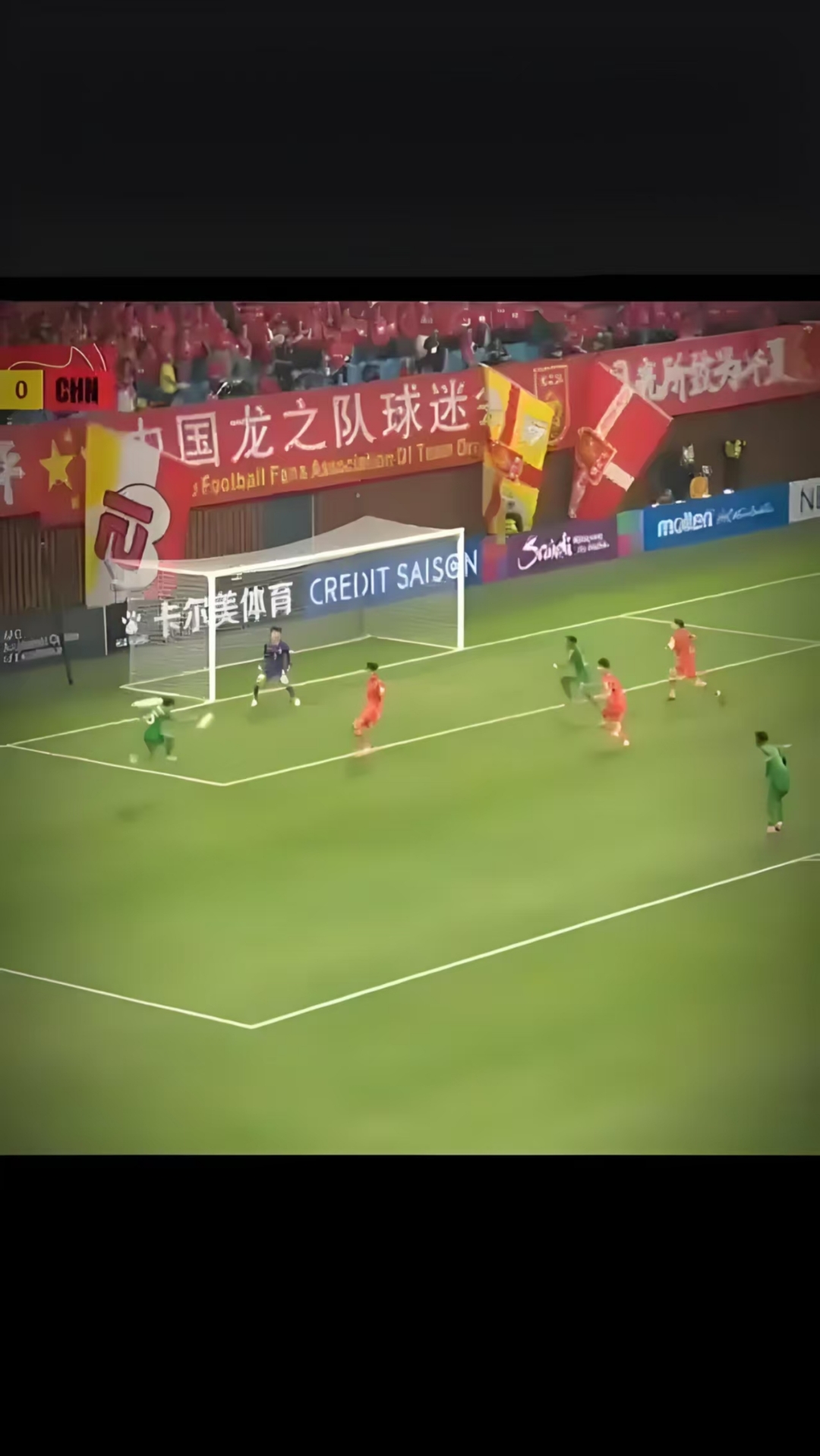 中国职业足球比赛轰动全场