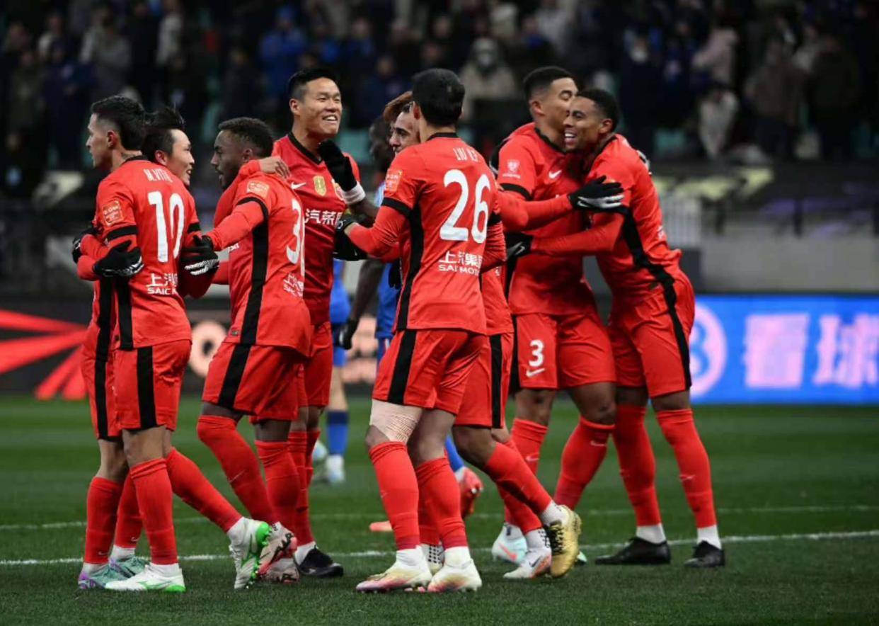 上海上港主场大胜北京国安，稳固领先位置