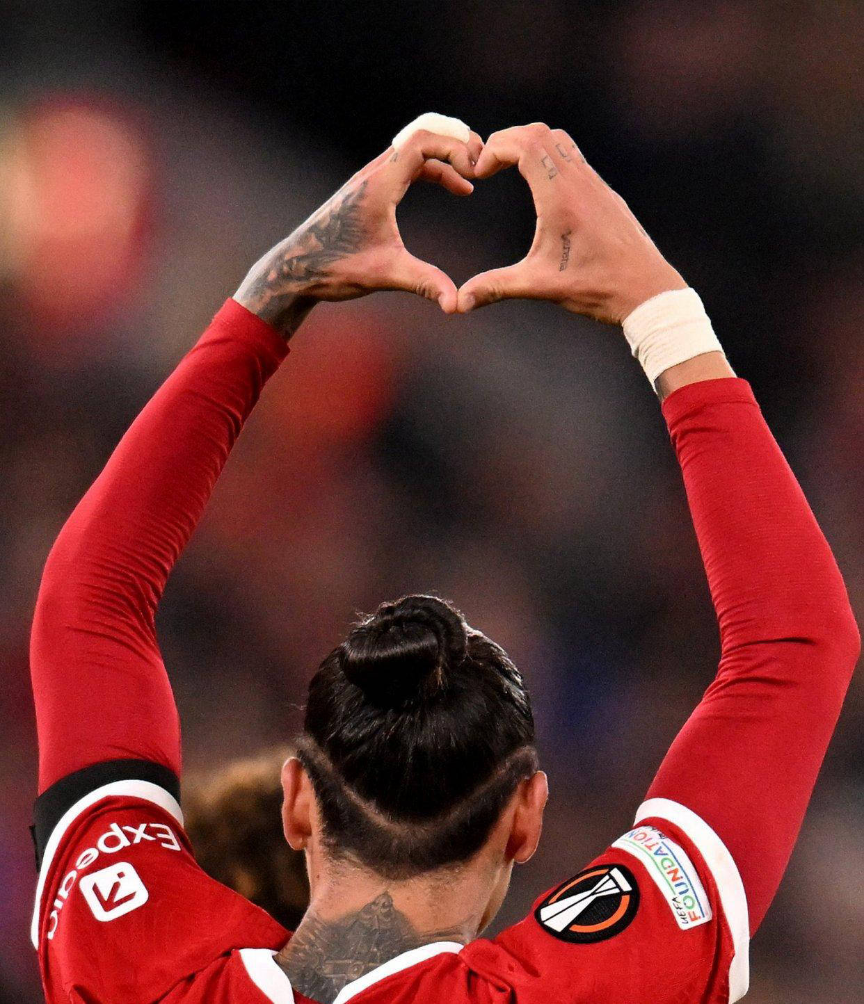 意甲豪门大战威武起舞，赛场英雄俯首