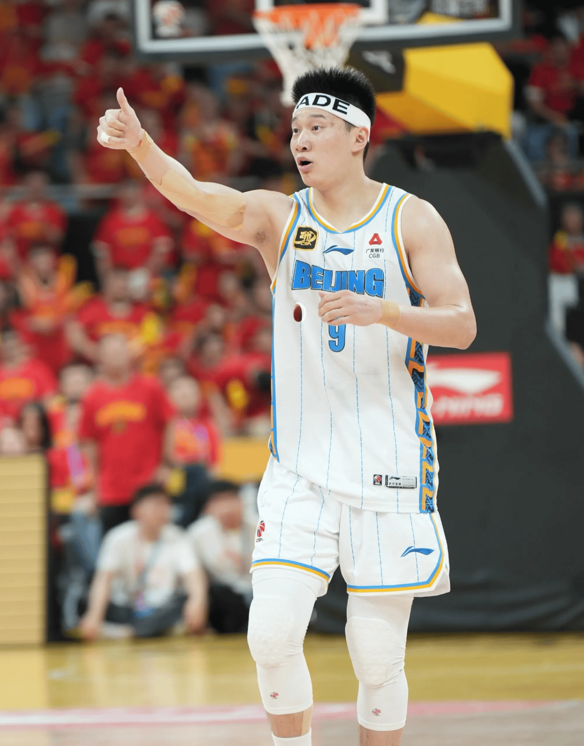 福建男篮在比赛中展现出顽强斗志