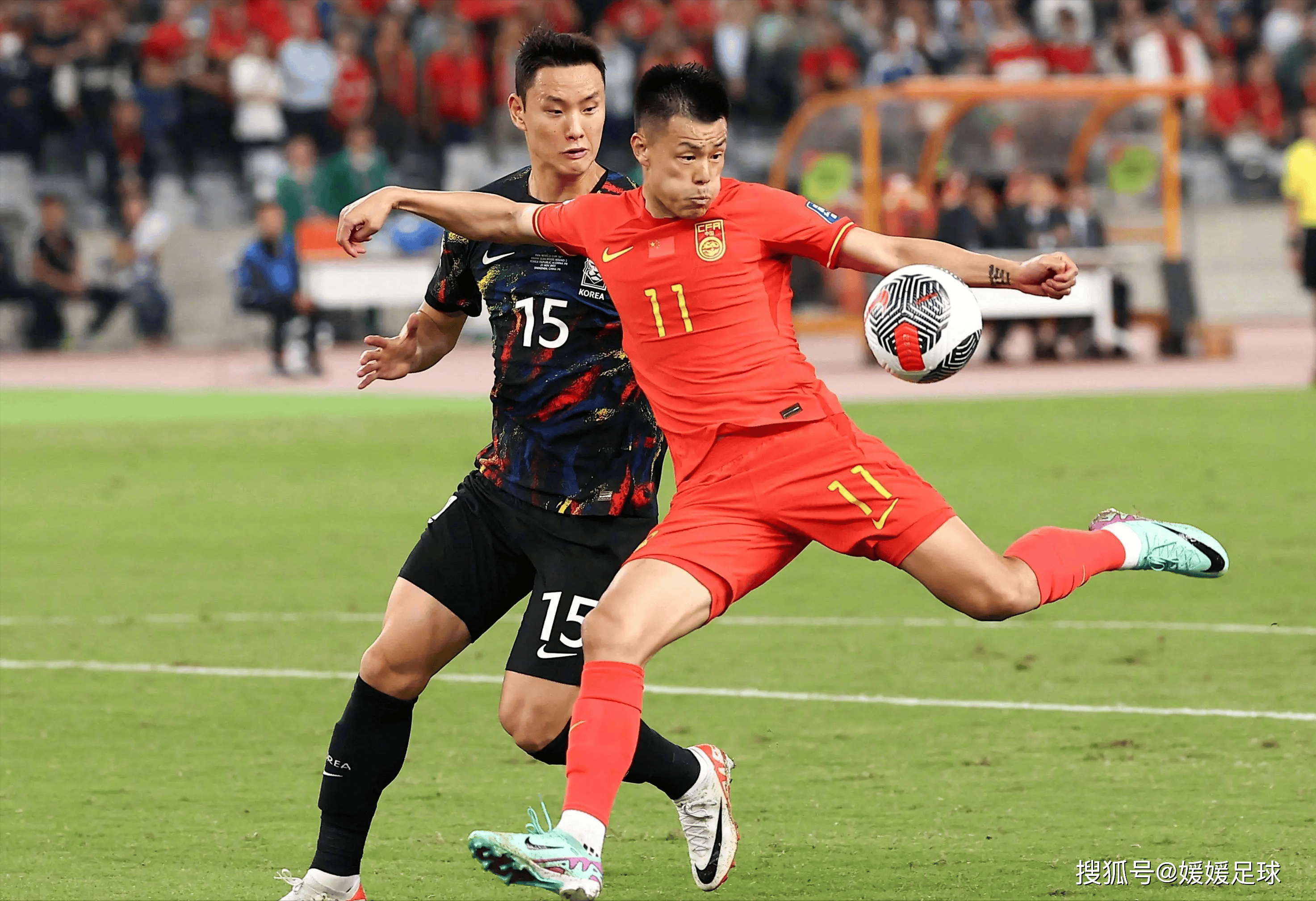 现场足球比赛氛围热烈动人