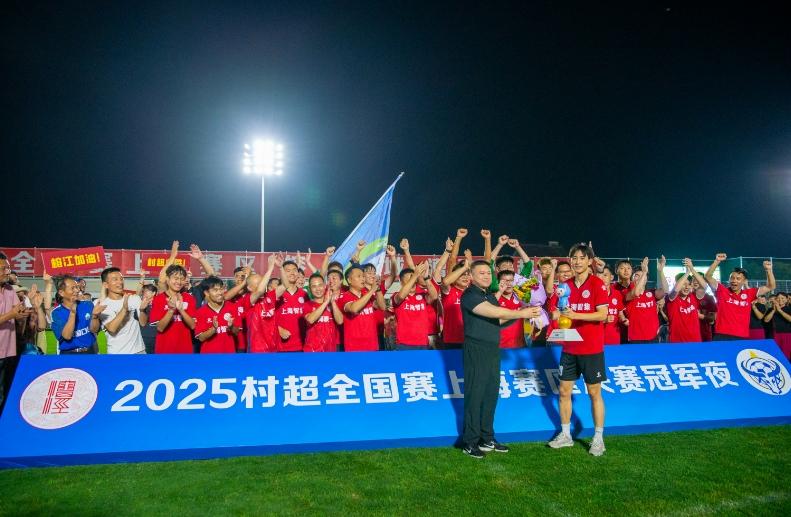 对战强劲对手，女足队员全力以赴迎接挑战