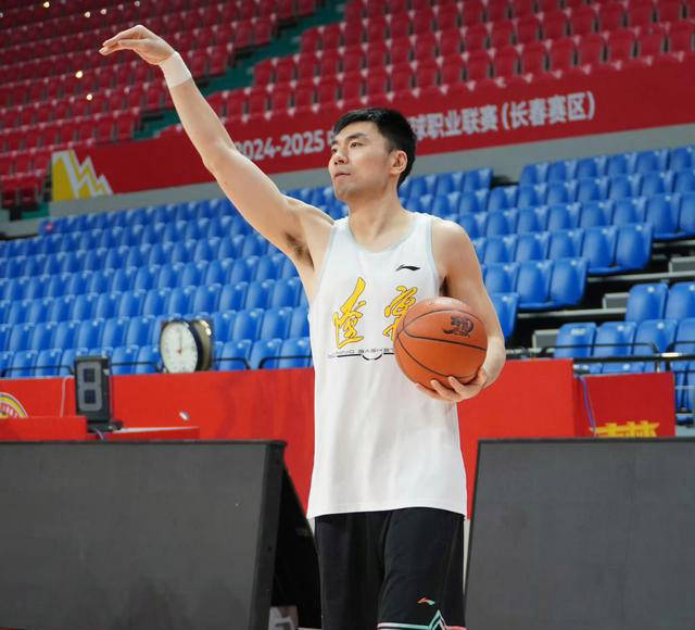 辽宁男篮坚守榜首地位，实力不可小觑