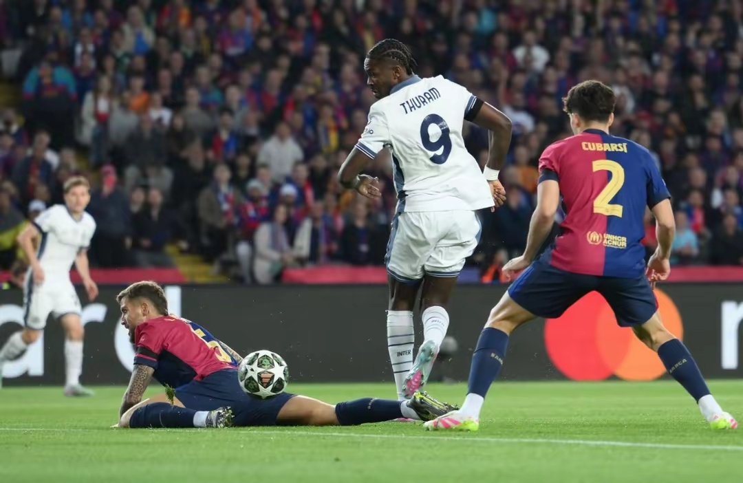 易胜博体育官方网站-巴塞罗那与阿贾克斯在欧冠赛场上交手